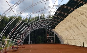 Budowa hali o lekkiej konstrukcji, przykrytej plandeką jednopowłokową.