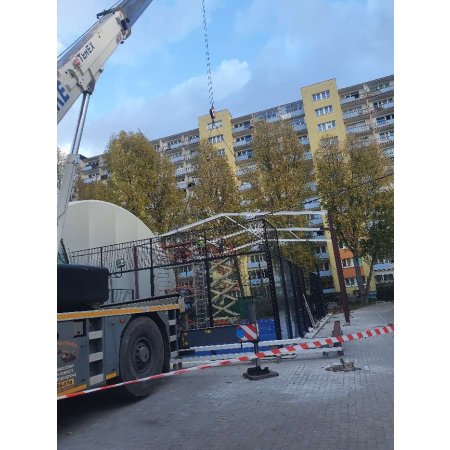 Stawianie konstrukcji hali do padla dźwigiem